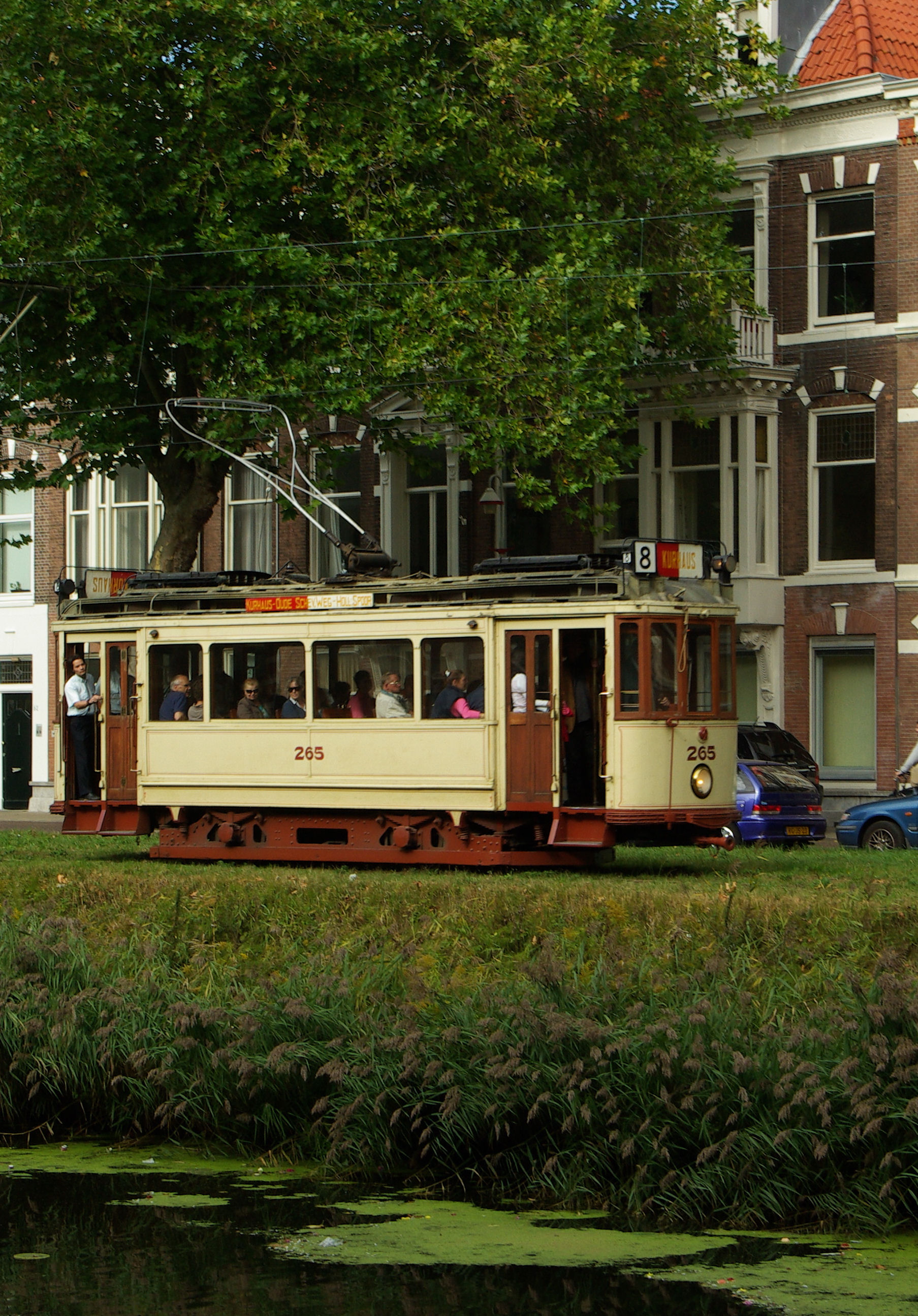 Hague 4-axle tram